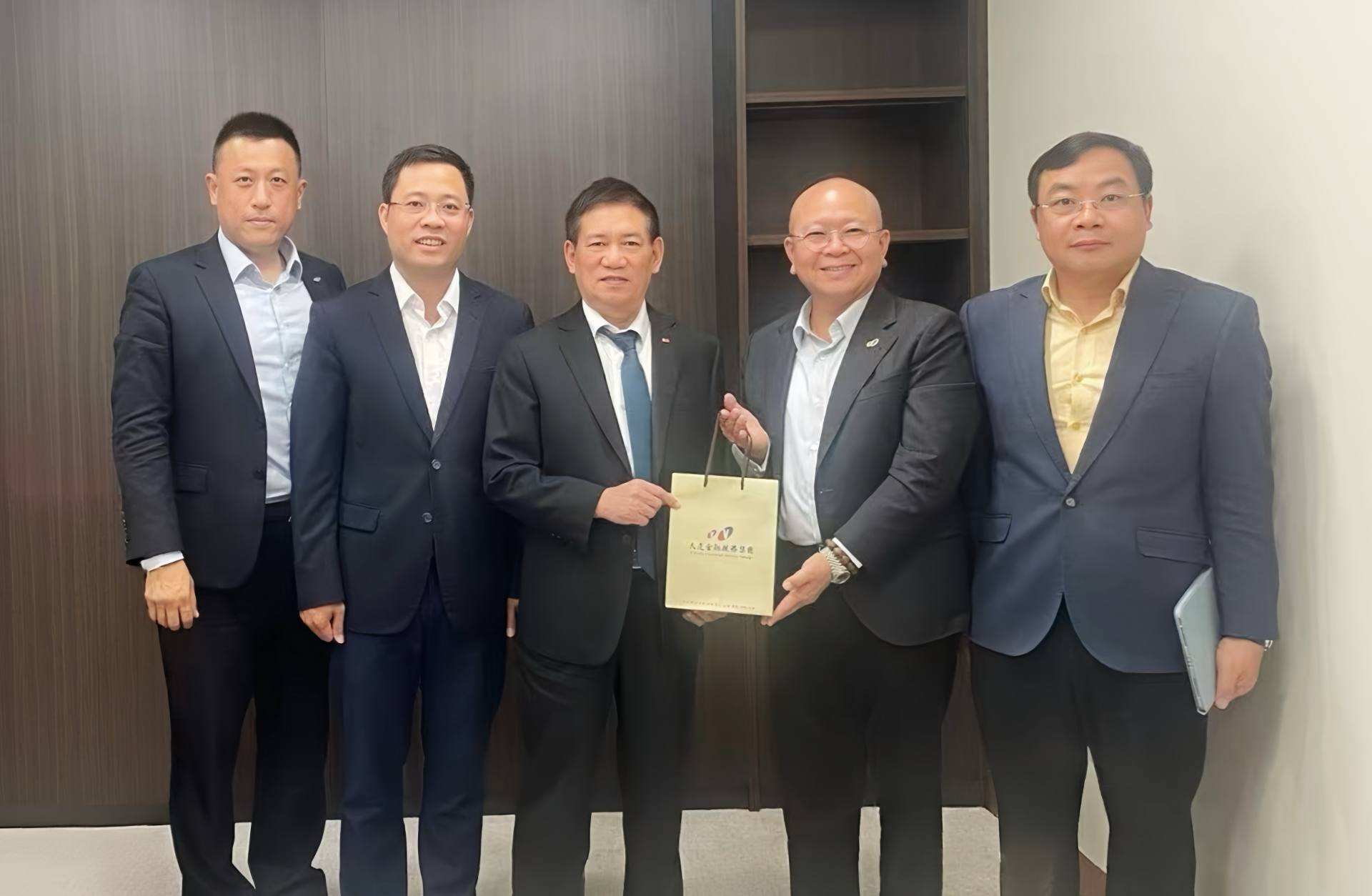 聚力深耕越南系列 | 重磅会晤 越南副总理胡德福接见天逸集团董事长温峰泰一..