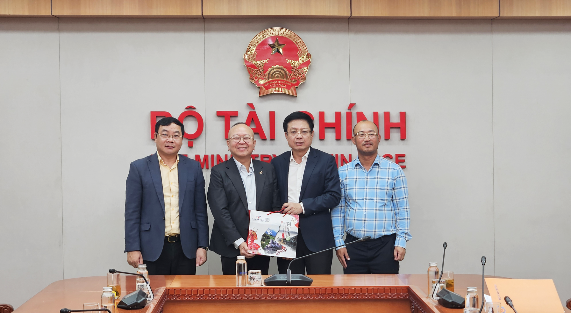 聚力深耕越南系列 | 天逸集团董事长温峰泰与越南财政部副部长胡士雄举行高..